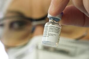 Dall’ictus ai trombi. Anche i danneggiati dal vaccino di Pfizer chiedono indennizzi