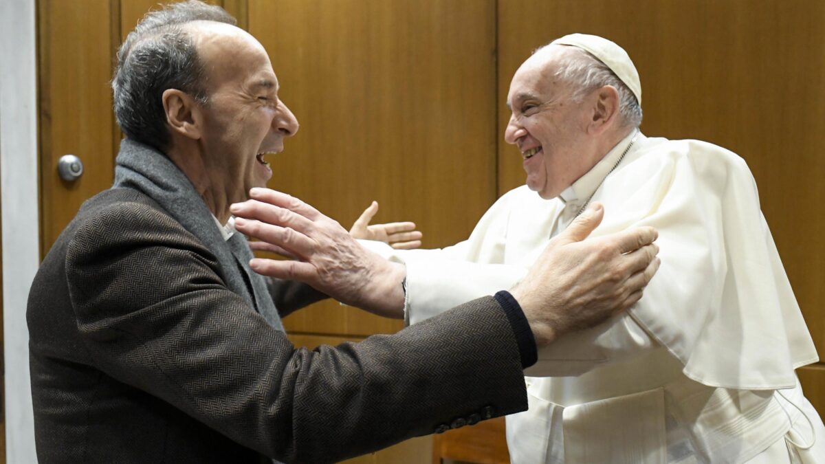 Con Benigni a fianco di Francesco anche l’Angelus diventa una comica