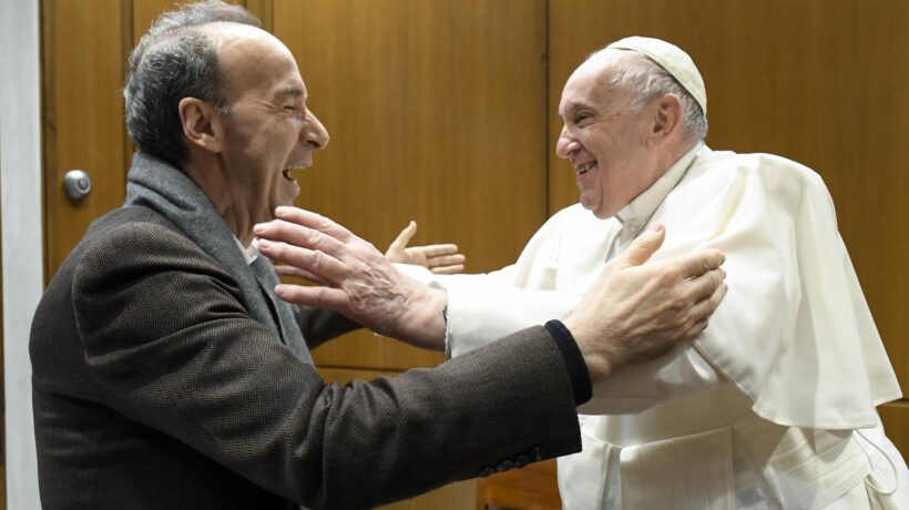 Con Benigni a fianco di Francesco anche l’Angelus diventa una comica