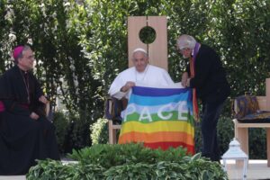 Bandiera arcobaleno per Francesco. «La pace non si fa con muri e armi»