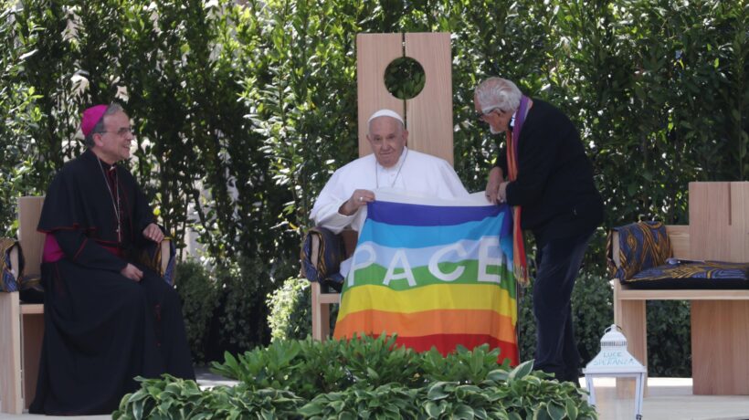 Bandiera arcobaleno per Francesco. «La pace non si fa con muri e armi»