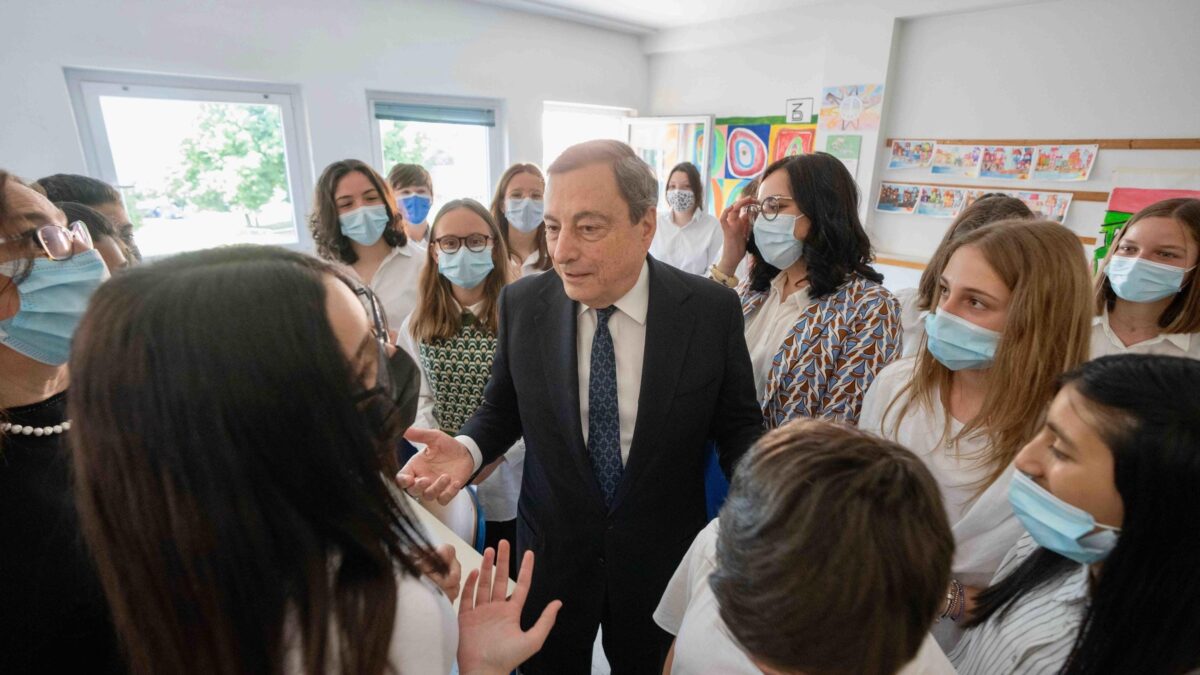 Potenza della rieducazione: Draghi recluse i giovani e adesso loro lo adorano