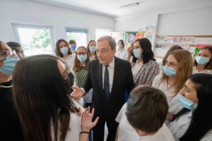 Potenza della rieducazione: Draghi recluse i giovani e adesso loro lo adorano