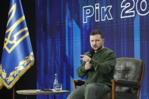 Scade il mandato, Zelensky resta al potere