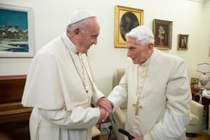 Il mondo ritiene normali i preti gay. E sbraita per imporli nella Chiesa