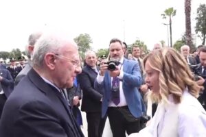 Meloni a De Luca: «Sono la stronza». E apre il centro sportivo del riscatto