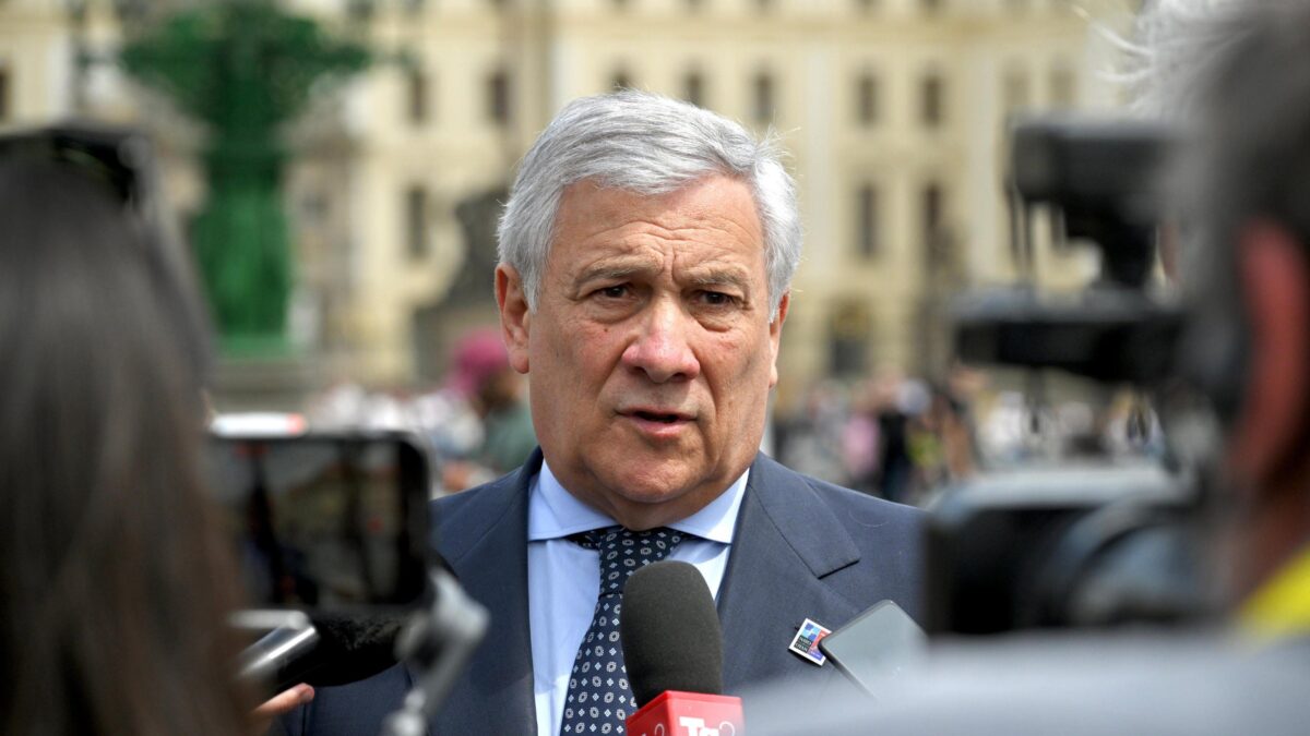 Tajani frena gli ultrà dell’escalation: «Da Biden ok a colpire una sola base»