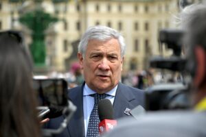 Tajani frena gli ultrà dell’escalation: «Da Biden ok a colpire una sola base»
