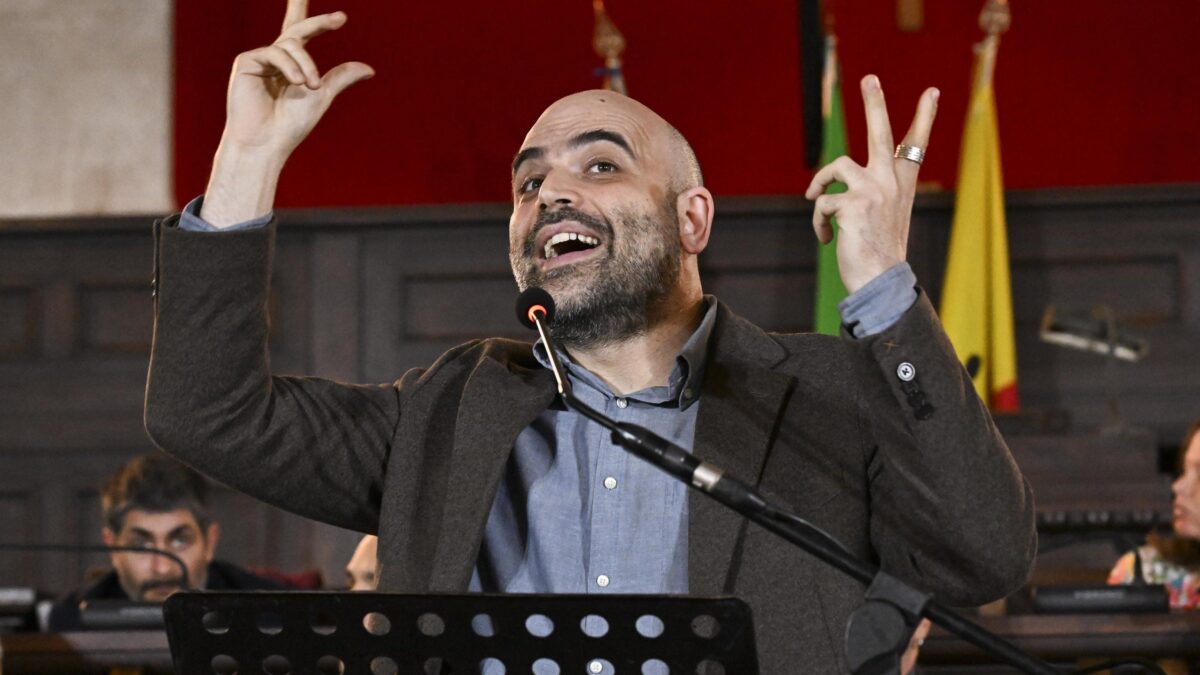 Per paura il governo fa un regalo a Saviano