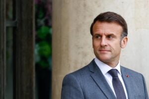 Ci trascinano nel conflitto un passo la volta