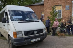 Mosca avanza ancora e assedia Kharkiv. Kiev: «Abbandonate le posizioni a Nord»
