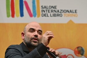 La farsa dei palloni gonfiati che fanno gli epurati