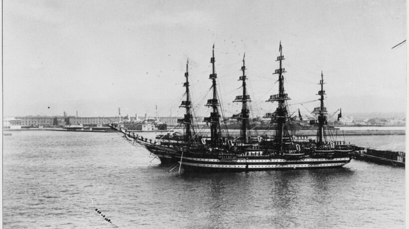 Le navi scuola «Amerigo Vespucci» e «Cristoforo Colombo» nel porto di Livorno (Us Navy archives)