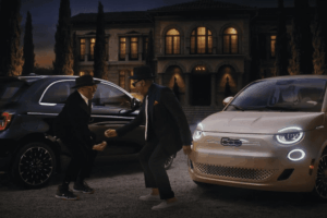 Lo spot negli Usa scimmiotta l’Italia per risollevare le vendite della 500e