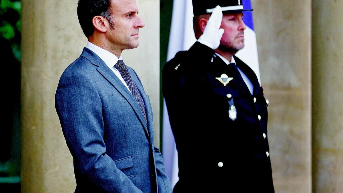 Macron si riveste da Napoleone: «Se Mosca sfonda, interveniamo»