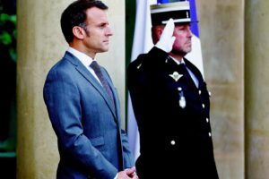 Macron si riveste da Napoleone: «Se Mosca sfonda, interveniamo»