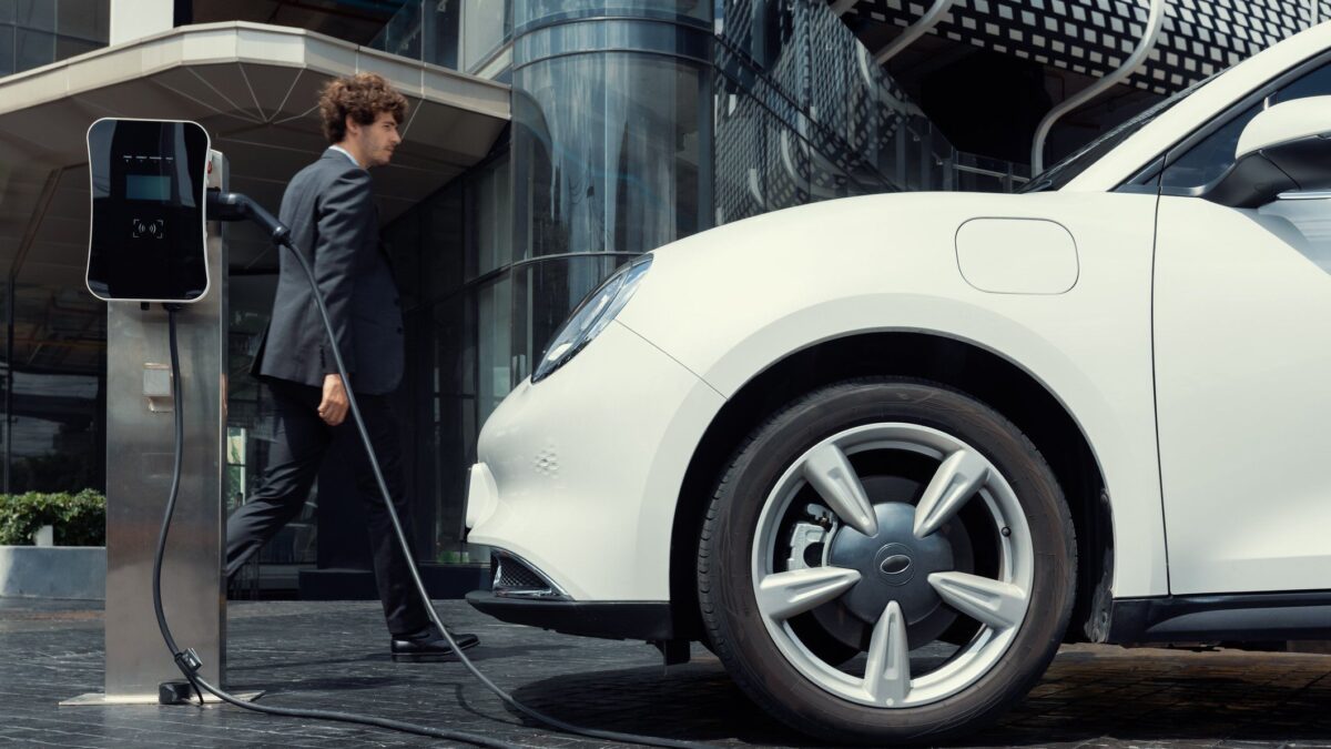 Con l’auto elettrica raddoppiano i pedoni investiti
