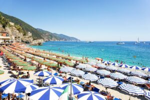 Il pasticcio dei giudici sui balneari porterà rincari e licenziamenti