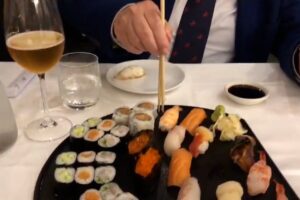 Le pillole di galateo di Petra e Carlo: come si mangia il sushi