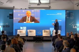 Urso: «L’Europa dovrà proteggersi con i dazi»