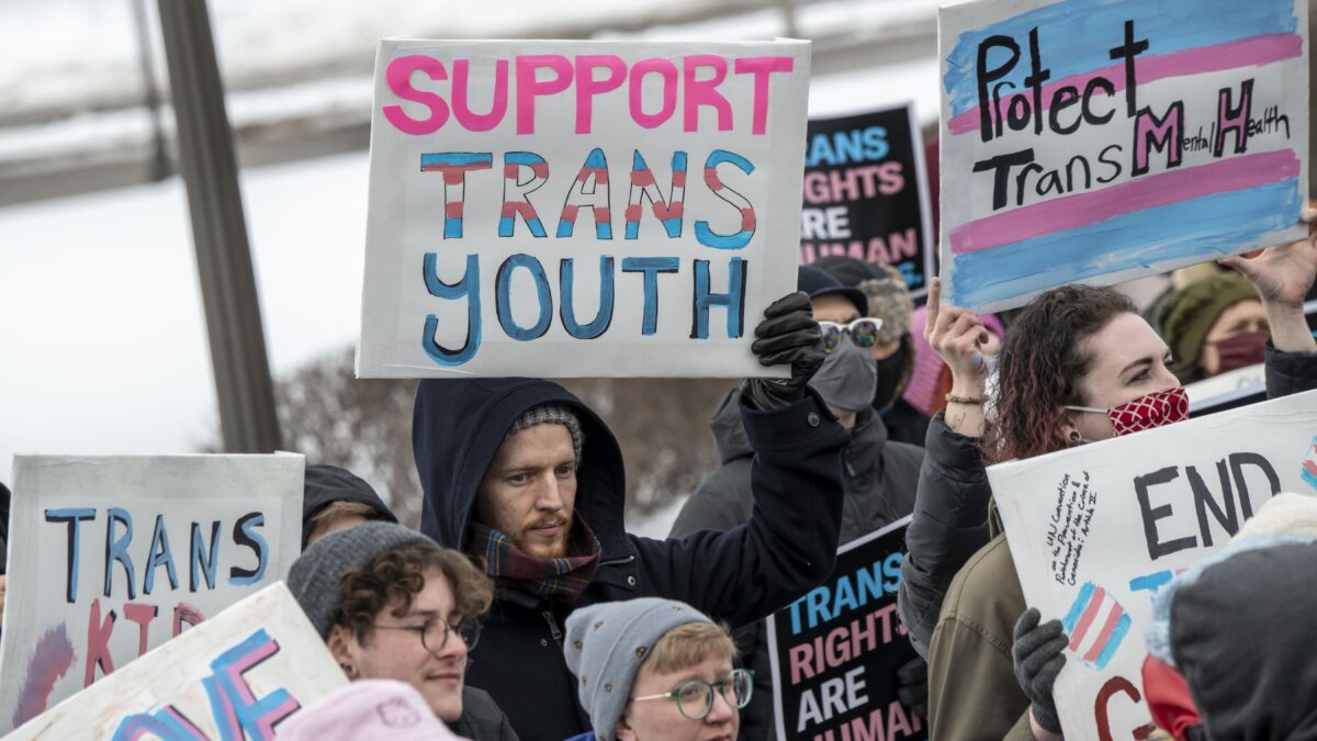 Pur di dare una mano ai dem americani tolgono i limiti di età per i bimbi trans