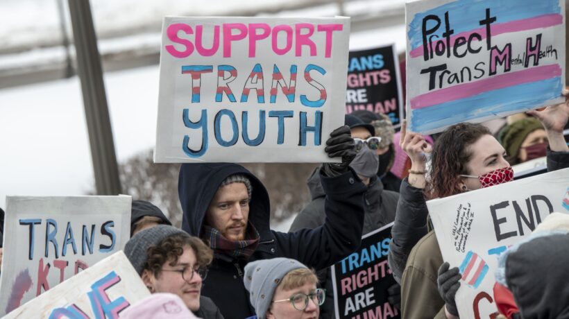 Pur di dare una mano ai dem americani tolgono i limiti di età per i bimbi trans