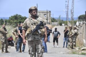Israele risponde a Hezbollah e colpisce il Sud del Libano. Il doppio fronte scuote l’Idf