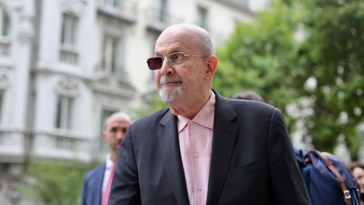 Blitz dei savianisti. Salman Rushdie tirato per la giacca contro l’Italia