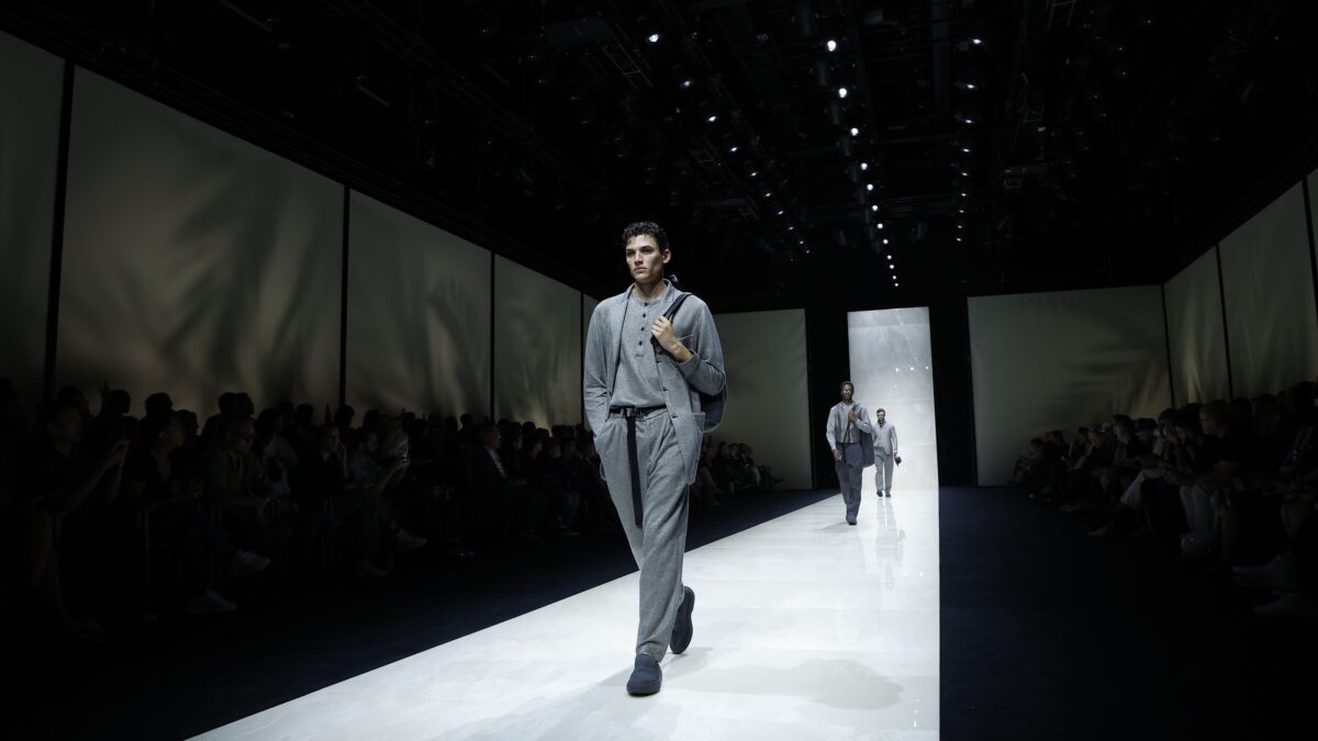 Armani scommette su giacche rilassate e stampe di palme