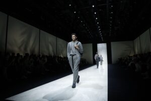 Armani scommette su giacche rilassate e stampe di palme