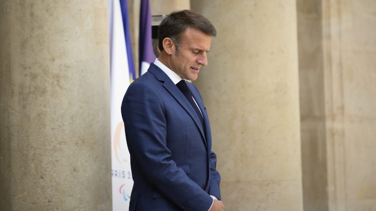 Macron lo dimostra ancora: a snobbare il popolo si finisce con le ossa rotte