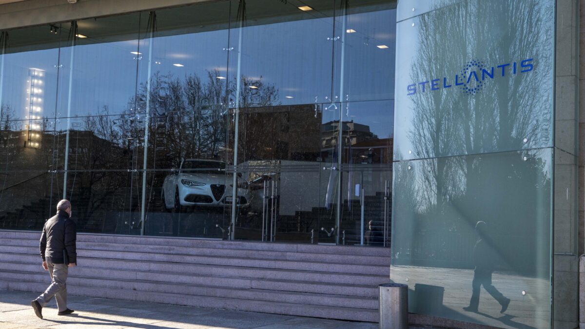 Stellantis regala 8 miliardi ai soci e altre promesse fragili all’Italia