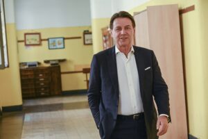 Conte in trappola: china il capo col Pd e scopre di avere un rivale a sinistra