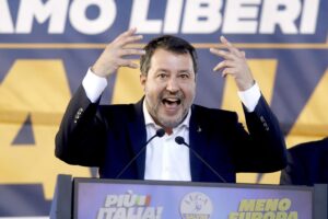 Salvini: «Alle bombe di Macron preferisco Marine Le Pen»