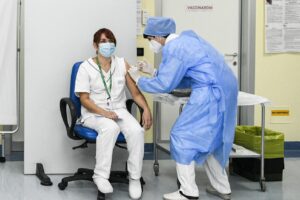 Quarta dose agli infermieri. L’Asl si incarta sui guariti e s’appiglia al «re» Emiliano