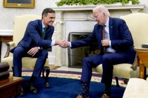 Sánchez rimpatria persino i minori. E Biden imita Trump: confini chiusi
