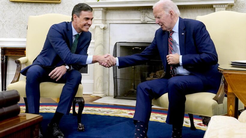Sánchez rimpatria persino i minori. E Biden imita Trump: confini chiusi