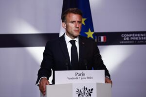 Il Napoleone di marzapane fa il duro per rianimare un partito di plastica