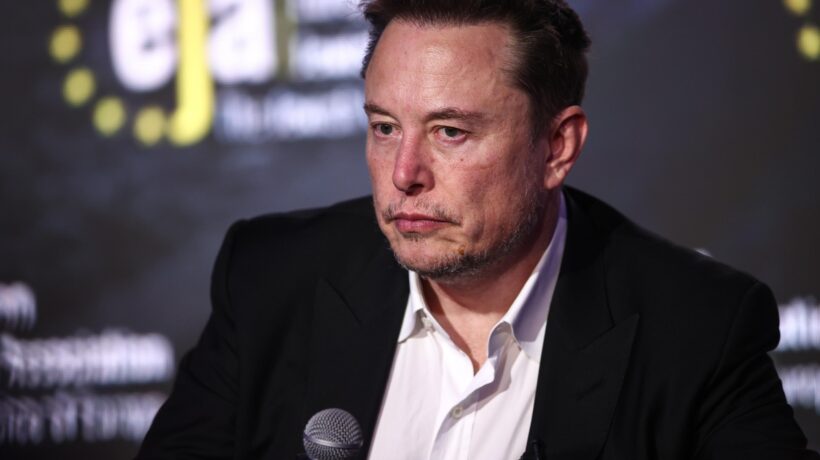 Apple mette l’Ia nei telefonini, Musk sbrocca