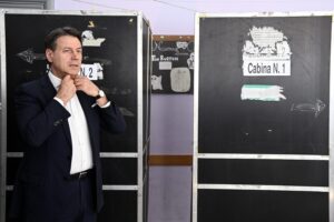 Pure i Verdi europei scansano il M5s. Ma Conte non schioda
