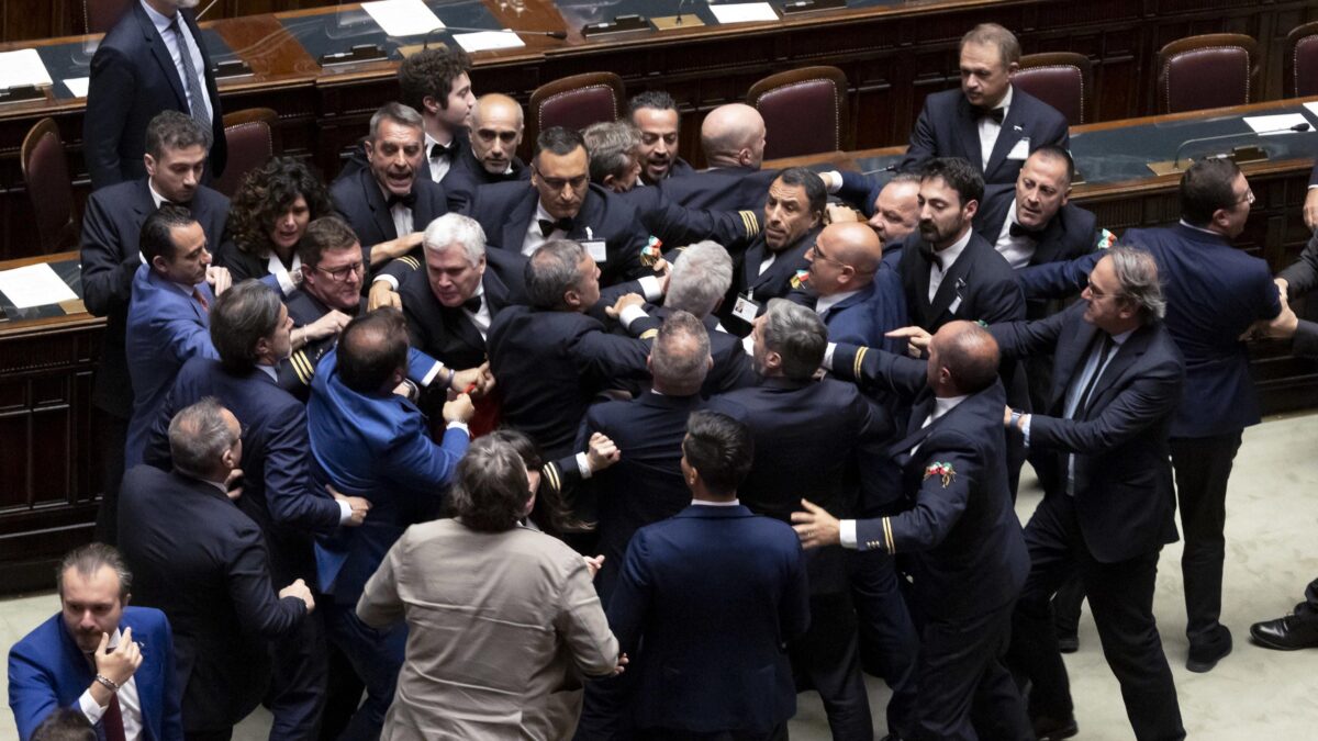 Dem in panne sui picchiatori. Silenzio sui veri abusi  all’Aula
