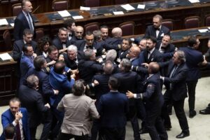 Dem in panne sui picchiatori. Silenzio sui veri abusi  all’Aula