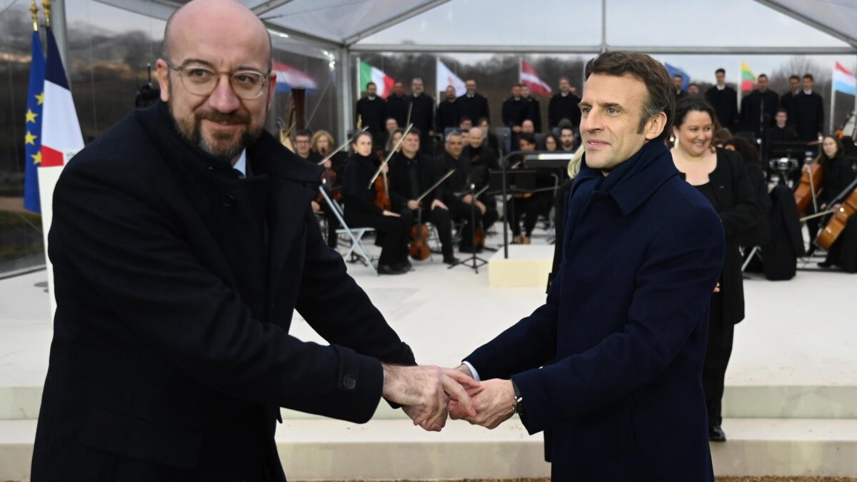L’Ue vuole l’Ursula bis «entro fine mese» per salvare Macron alla faccia del voto