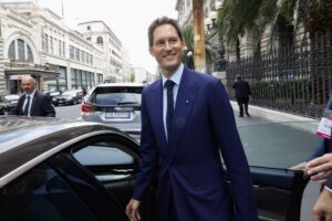 Pacco Stellantis sugli esuberi italiani. Li manda a lavorare nei siti francesi