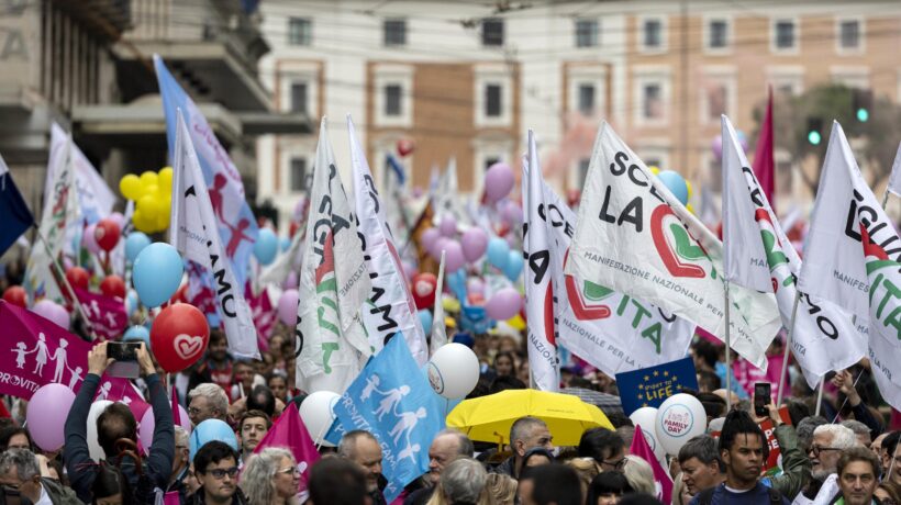 Sfilate per demolire il pensiero unico