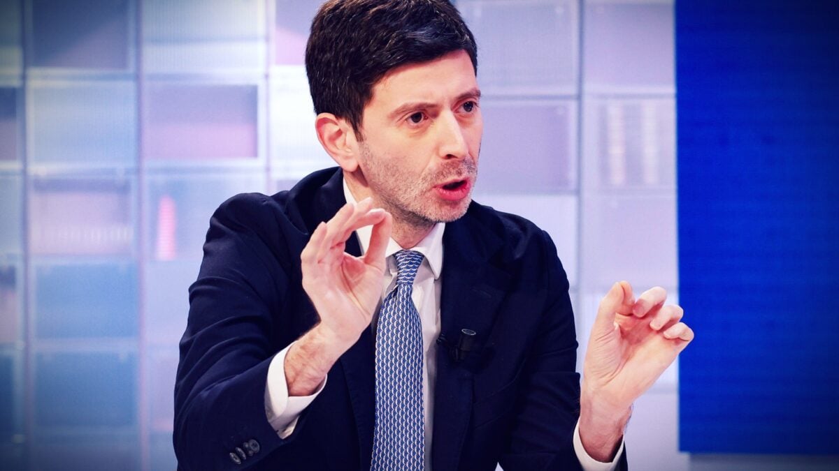 Il Cts: «Il vaccino non ferma i contagi». Ma due giorni dopo diventa obbligatorio