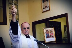 Francesco può pure cacciare Viganò ma è la censura a spaccare la Chiesa