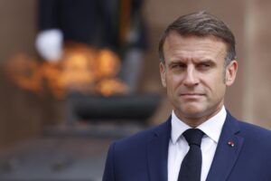 Macron continua a perdere pezzi