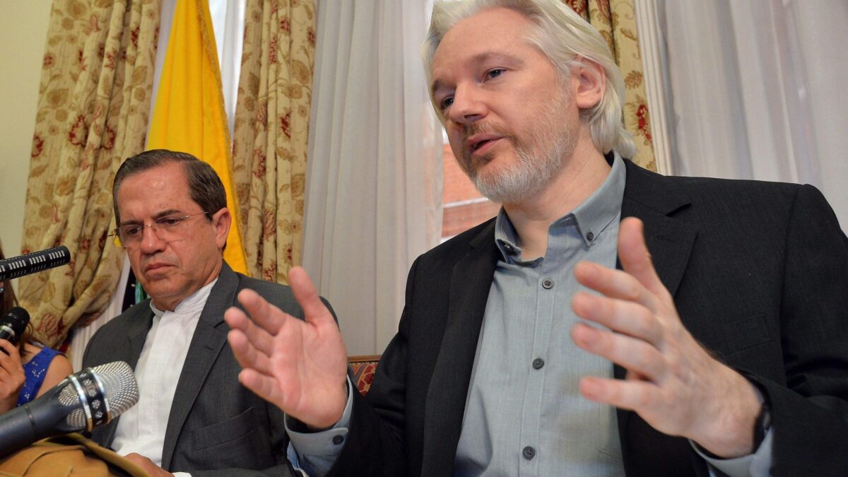 Finisce l’odissea di Assange. Per essere scarcerato si è dichiarato «colpevole»