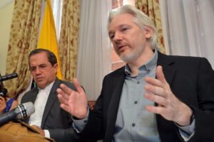 Finisce l’odissea di Assange. Per essere scarcerato si è dichiarato «colpevole»